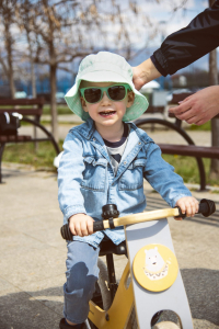 BANZ® CHAMELEON - COLOR CHANGING SUNGLASSES BLUE TO GREEN 4-10 years